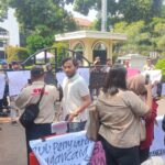 Gabungan Aliansi Jurnalis, Pekerja Media Se-Tangerang Raya Dan Organisasi Mahasiswa Demo Dan Orasi Tolak RUU Penyiaran Di Puspem Kota Tangerang